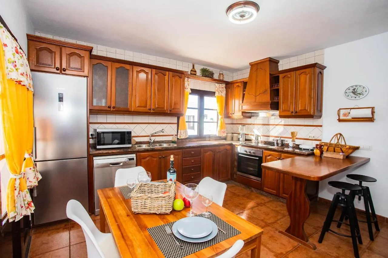 Eslanzarote Acoruma House, Super Wifi, Heated Pool Villa Guime Spain