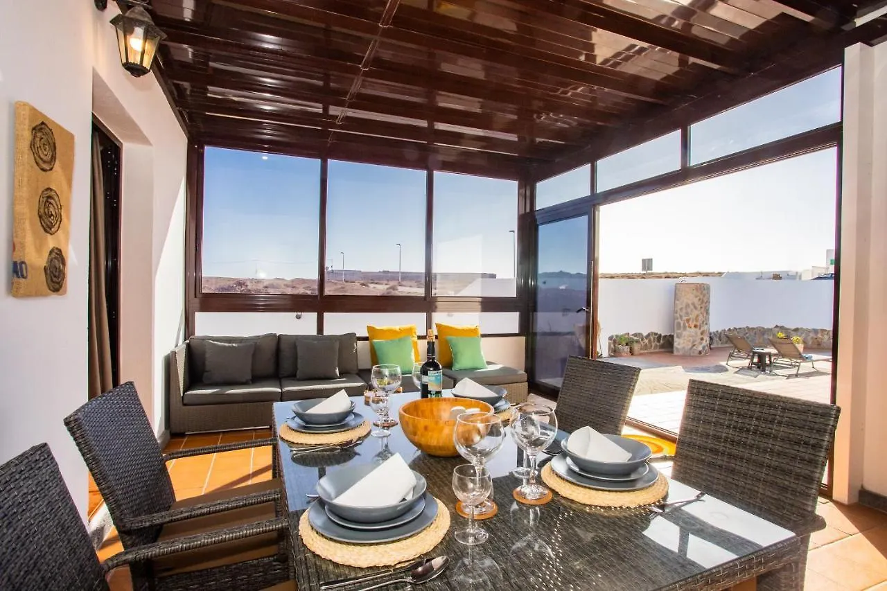 Eslanzarote Acoruma House, Super Wifi, Heated Pool Villa Guime